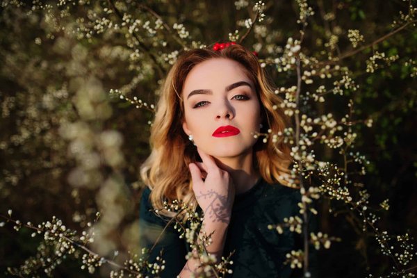 Which Statement Sleeves Can Elevate a Simple Shift Dress for an Art Gallery Reception?